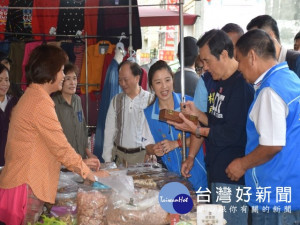 

前總統馬英九於十二日清晨，與立委江啟臣、國民黨中常委楊瓊瓔，參選連任市議員李榮鴻及地方里長等人士，在鎮瀾宮向媽祖舉行隆重三獻禮。在市場受到民眾及攤販熱情歡迎，爭相握手、簽名及拍照，延路凍蒜聲不斷，氣勢如虹。（記者陳榮昌攝）