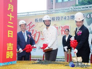 板橋區民權段743地號等4筆土地都市更新案，12日上午由市長朱立倫主持動土典禮 。（圖／記者黃村杉攝）