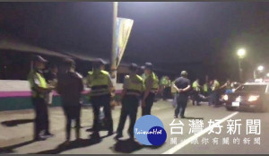 北港牛墟傳出持械聚眾鬥毆，警方出動快打部隊強力壓制，除起獲改造手槍並帶回相關人員究辦。
