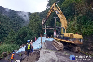 桃園拉拉山神木區入口道路坍方，桃園市政府養工處人員第一時間上山搶修。