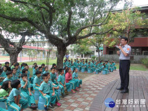 霧峰警方到小學宣導交通安全。林重鎣攝