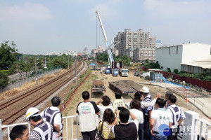 嘉義市區鐵路高架化計畫臨時軌鋼橋吊裝典禮今舉辦 C601標重要工程 橫跨北排水完成