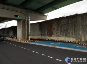 板橋端下橋與環河西路4段平面道路機車迴轉動線，10/16日上午6時前將在完成標誌標線號誌設置後，隨即開放機慢車迴轉使用。（圖／交通局提供）