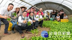 桃園市長鄭文燦前往八德區良友有機田園，視察華膳空廚與良友有機田園契作。

