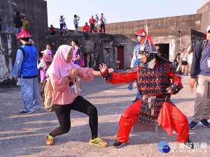 炮台清兵Cosplay、比劃武術，讓國際生驚呼新鮮有趣。（圖/記者郭文君 攝）