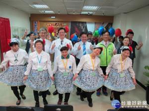 彰化市第一個失智服務據點 彰基失智服務據點「得憶園」巧婦團。（前排：巧婦團、右一：學員游快阿嬤；後排左一：彰基失智症中心主任王文甫醫師、後排左二：彰基院長陳穆寬醫師、後排中間：彰化市市長邱建富市長、後排右二：彰化縣縣議員林世賢、後排右一：彰化縣衛生局長照科邱翠容科長。