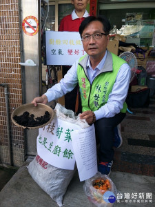 彰化市長候選人（現任縣議員）林世賢說明「生廚餘」可以製成有機肥，減少蚊蠅滋生，更渴改善空氣品質，一舉數得。圖／記者鄧富珍攝