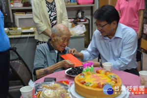 重陽節前夕　潘孟安訪屏市百歲人瑞送祝福