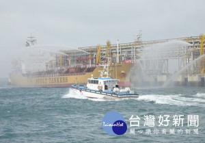 雲林縣政府與台塑石化公司等單位於麥寮港碼頭舉辦「海洋污染緊急應變演練」，展現處理海洋污染狀況之緊急應變能力，過程逼真。（記者陳昭宗拍攝）