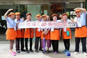 千歲團長輩們於分享會後合影(由左至右為張黃淑霞、楊紹興、李英、李黃玉秀、楊林綠猜、余彩燁、蔡美芳、陳正治)