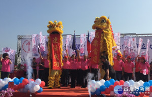 醒獅戰鼓祝高票當選。（記者扶小萍攝）