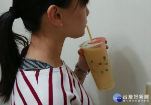 年輕族群喝含糖飲料過多對健康有影響。（南投醫院提供）