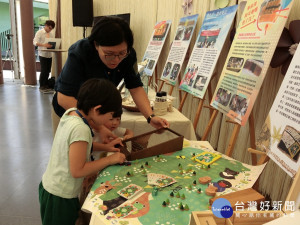 彰化縣花壇鄉橋頭社區則推出走著『橋』土砂災害教育桌遊，從遊戲中認識防災觀念。（圖/記者賴淑禎攝）