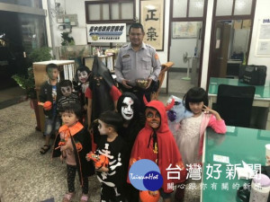 
后里區挪威森林幼兒園一群小小朋友體驗過萬聖節，到后里分駐所高喊「不給糖、就搗蛋」，天真模樣惹人愛，員警給糖吃得開心。（記者陳榮昌攝）
