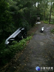 黃姓民眾翻車，警方出動挖土機救援。
