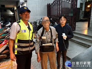 老翁看病搭車下錯站迷途 太平警方助返家。林重鎣攝