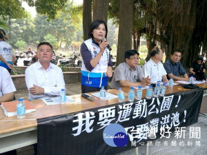 立法院內政委員會到雲林進行基礎建設考察，民眾質疑虎尾滯洪池興建工程的適切性，並遞交陳情函和異議書，亦對鐵路高架化表達意見。（記者陳昭宗拍攝）