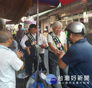 雲林縣長李進勇與北港鎮長張勝智走入人群，與鄉親面對面握手問候，感受每一雙手的溫度與期待，沿途受到民眾熱情招呼。（記者陳昭宗拍攝）