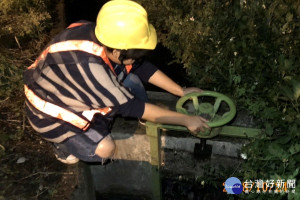 桃市水務局實施夜間演習測試強降雨來的應變情形，防汛人員在南園二路手動啟閉水門。