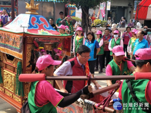 邱建富市長掌轎關聖帝君神像自臨時行宮啟駕回關帝廟。圖／記者鄧富珍攝