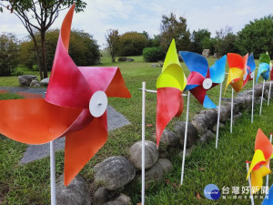 中市屯區藝文中心彩繪風車轉動　打造彩色藝文場館迎花博