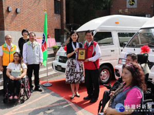 救國團主任葛永光與新北市團委會主委洪淳逸共同捐贈2輛復康巴士給新北市 。（圖／記者黃村杉攝）