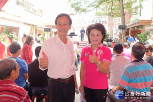 台聯議員蔡永泉總部成立 藍綠破冰 秘書長李佩玲台上代替蕭高唱「等待自由的風」議長蕭淑麗台下一一握手拉票