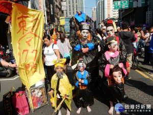 變裝搞鬼踩街遊行27日於板橋府中商圈熱鬧登場 。（圖／記者黃村杉攝）