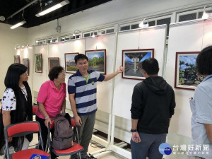 集集采風攝影比賽得獎作品展，銀牌得主參與解說。