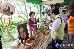 紅瓦厝小農文創音樂鐵道市集今登場 窯烤鳳梨酥引來嘗鮮排隊人龍