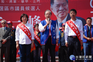 前教育部長吳清基博士(中)為國民黨台南第二選區大北門區「唯一」提名的方一峰披彩帶。(圖/記者黃芳祿攝) 