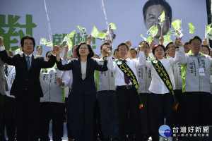 總統蔡英文（左二）、行政院長賴清德（左一）致贈綠領和八寶粥力挺魏明谷連任。

