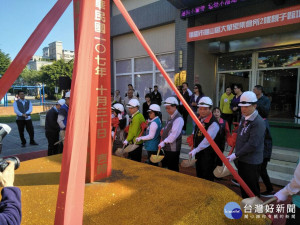 桃園市長鄭文燦，出席「桃園市龜山區大華里集會所2樓親子館增建工程動土典禮」。

