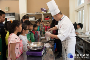 食農教學，永興國小學生用心的學習。〈記者吳素珍攝〉