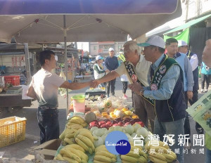 雲林縣長李進勇、口湖鄉長林哲凌、縣議員蔡岳儒及林昀蔚競選團隊在口湖市場，熱絡的與鄉親握手寒暄、爭取支持，並傾聽基層的聲音。（記者陳昭宗拍攝）