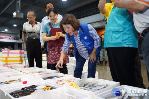 從半夜到早晨黃敏惠跑魚市、早市 漁民怨嘆：經濟真的有夠差