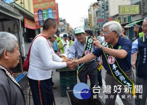 雲林縣長李進勇與水林鄉長參選人許山埜及縣議員參選人林昀蔚等走進人群，一步一腳印與鄉親握手拜票，發揮母雞帶小雞的精神，展現團隊高昂士氣。（記者陳昭宗拍攝）