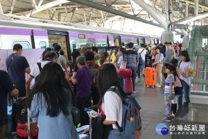 桃園機場捷運推出多元優惠運量成效顯著，日均量增8,200人次運量成長14%。