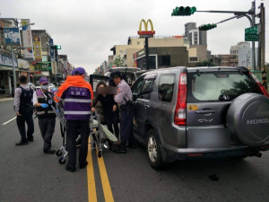 王姓女駕駛在車上表情痛苦陷入半昏迷，員警通報消防隊救護車到場救護，送醫檢查。

