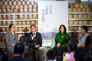 桃園市長鄭文燦出席「大漢溪水紋巡禮專書論壇」時，除了向大家推薦專書之外也邀請大家親身走訪大溪。