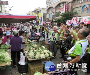 縣長李進勇與立委蔡易餘、縣議員蔡秋敏、顏旭懋及虎尾鎮長林文彬等人走進早市和民眾面對面握手問候，爭取每一張選票。（記者陳昭宗拍攝）