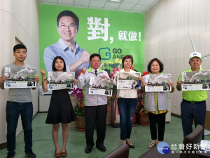 彰化縣長候選人魏明谷競選總部總幹事邱建富以及執行總幹事發表魏明谷縣長競選文宣。圖／記者鄧富珍攝