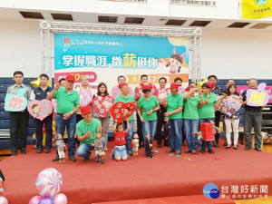 朴子就業中心年末徵才享溫馨，成功吸引近350人求職