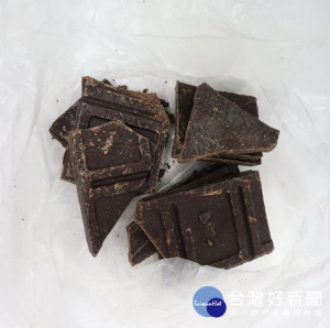 衛福部食藥署6日公布最新一批邊境查驗不合格名單，一語堂國際貿易有限公司」，其進口自法國的有機90%黑巧克力片，因被驗出產品內含農藥協力精，不符合台灣現行的「農藥殘留容許量標準」相關規定，因此440公斤貨品皆被食藥署退運或銷毀，未流入至市面上。（圖／衛福部食藥署）