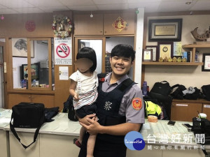 3歲女童走失找爸爸　暖警協助返家