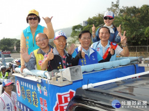 南投縣長林明溱競選連任拜票造勢車隊，開進水里鄉。