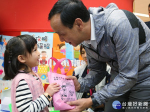 新北市長朱立倫9日上午至市府幼兒園，關心小朋友及托育幼保人員接種流感疫苗。（圖／記者黃村杉攝）

