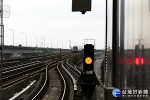 全球首齣機場捷運列車沉浸式戲劇《過站不下的心理時間》，將演出城市中移動與鄉愁的故事。