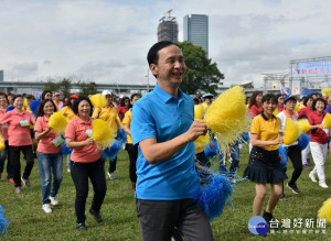 朱立倫市長出席於大臺北都會公園幸福水漾園區舉辦的志工日活動，並與志工同樂 。（圖／記者黃村杉攝）