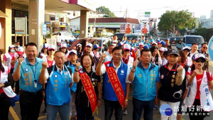 林明溱夫婦與吳國昌議員等人一早在埔里掃街拜訪。（總部提供）